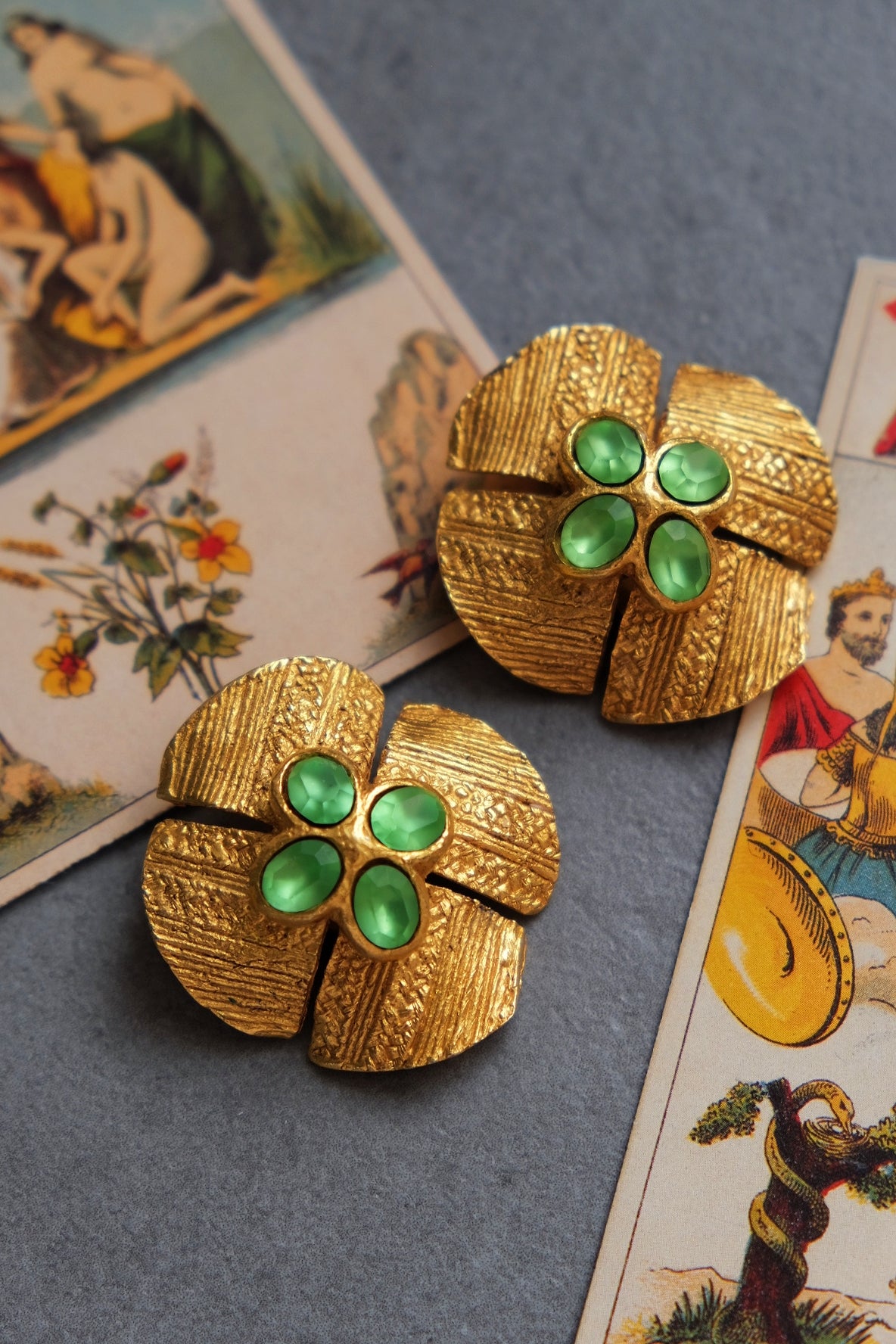 ANTIGONA Clover Hammered Earclips