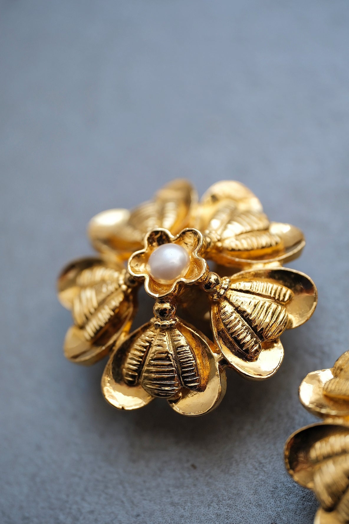 Chanel 1980s Flower Immitation Pearl earclips Vintage earrings
