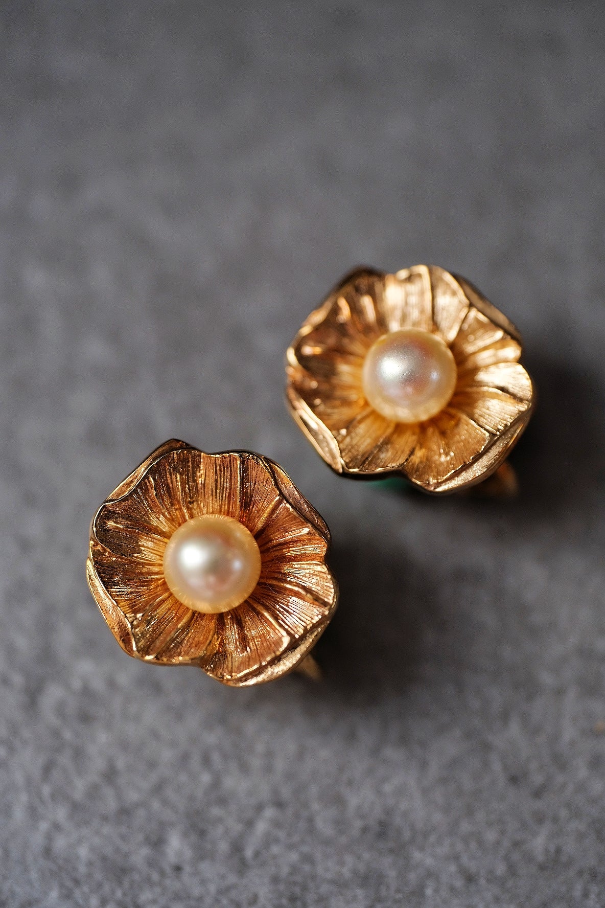 Christian Dior Imitation pearl flower Vintage Earclips