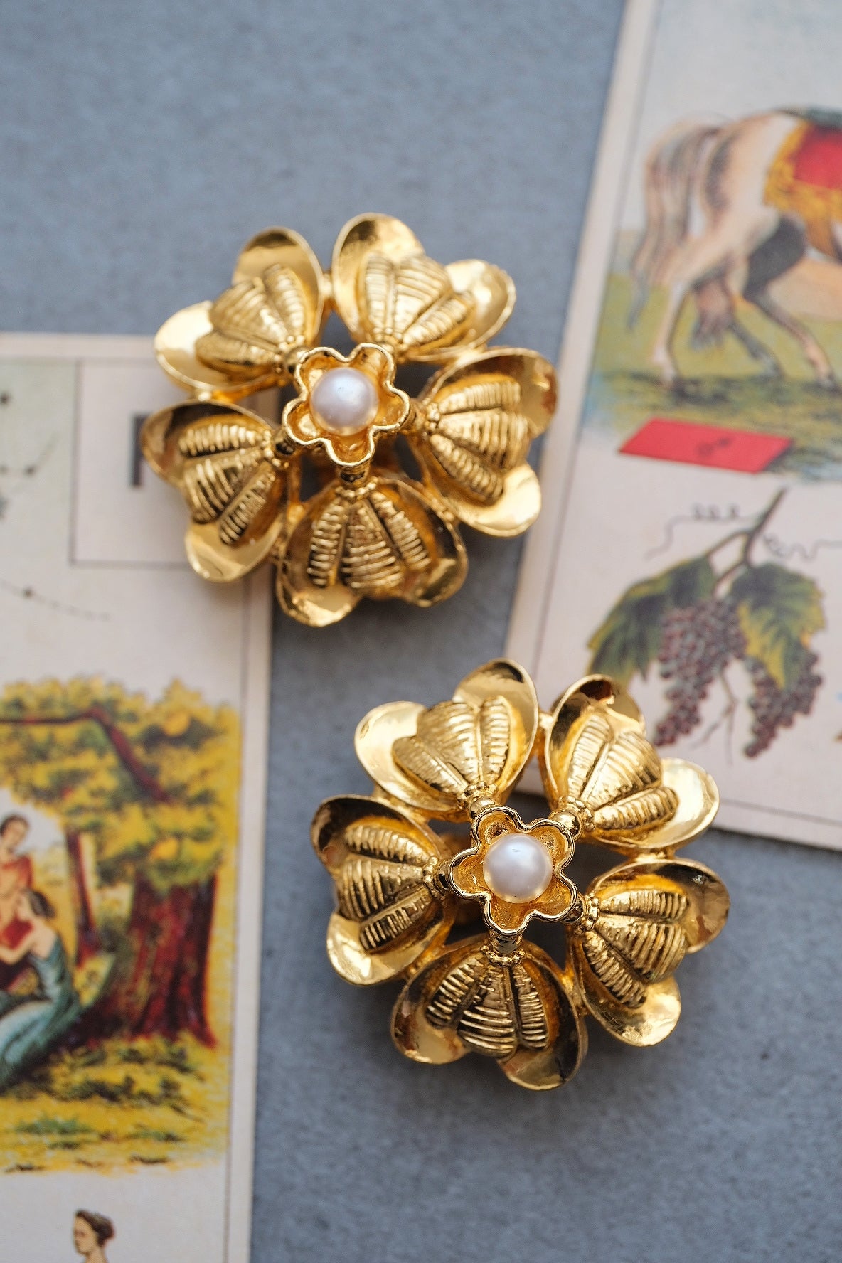 Chanel 1980s Flower Immitation Pearl earclips Vintage earrings