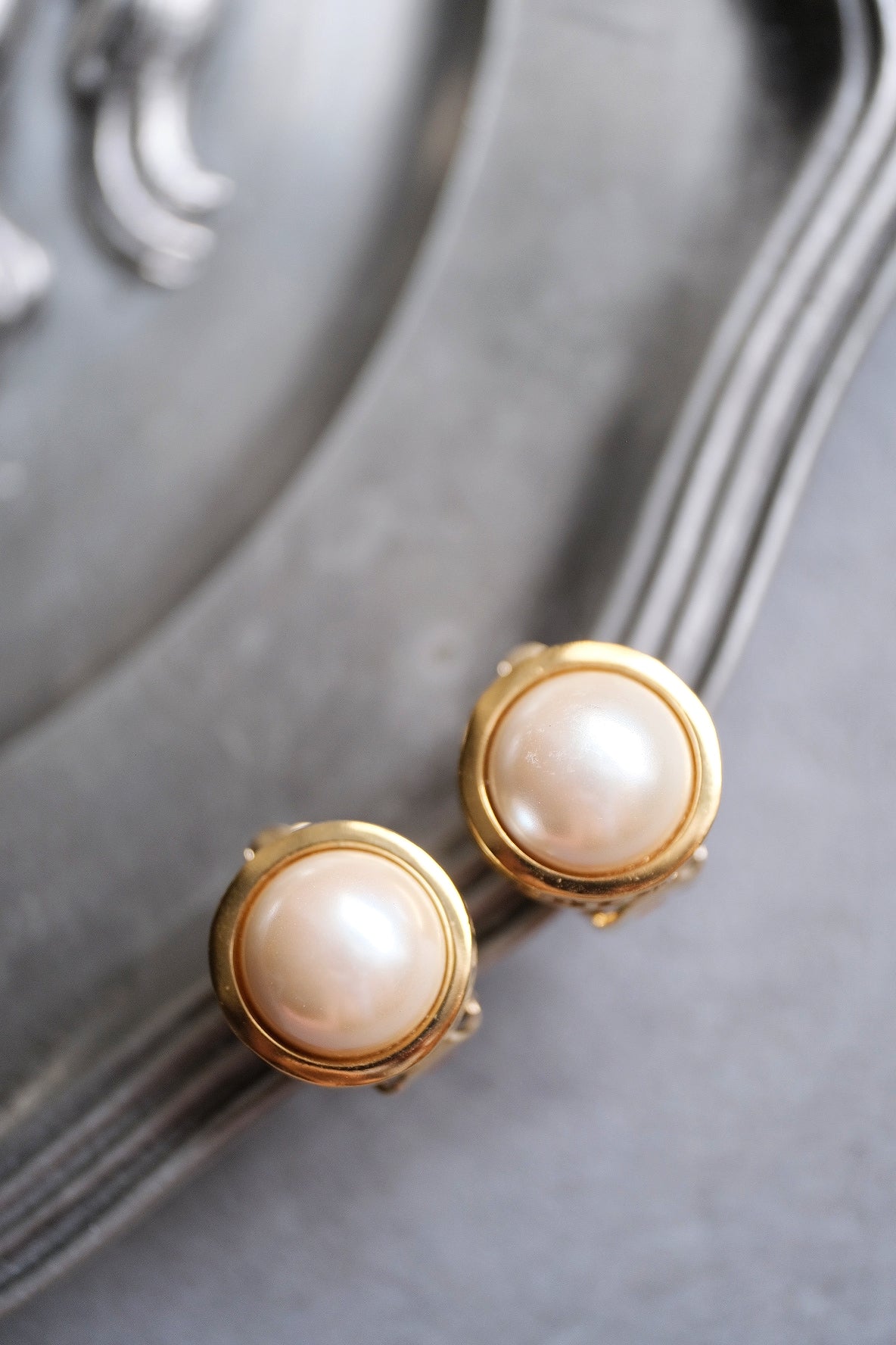 Christian Dior gold tone imitation pearl Vintage Ear clips Earrings