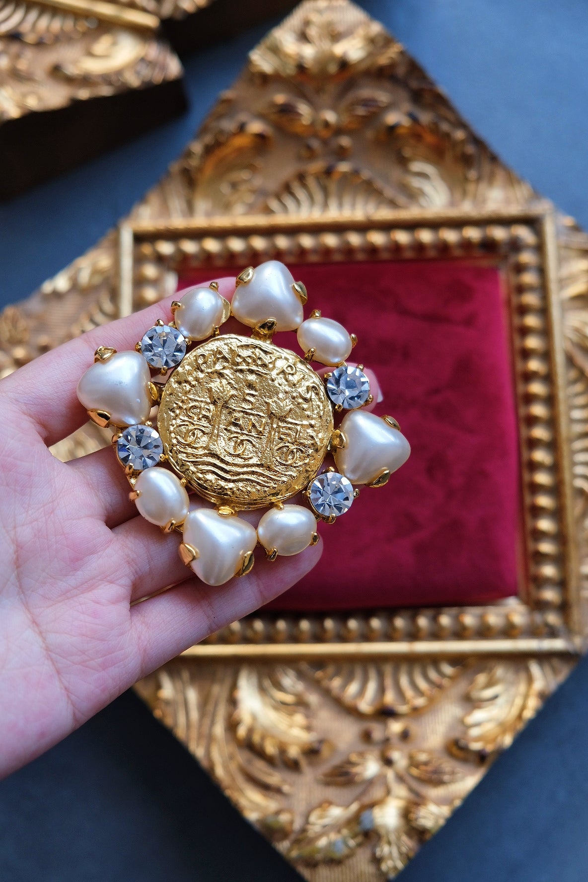 Broche vintage en fausse perle avec pièce de monnaie sculptée en lion doré CHANEL 1993