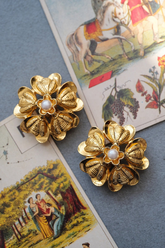Chanel 1980s Flower Immitation Pearl earclips Vintage earrings