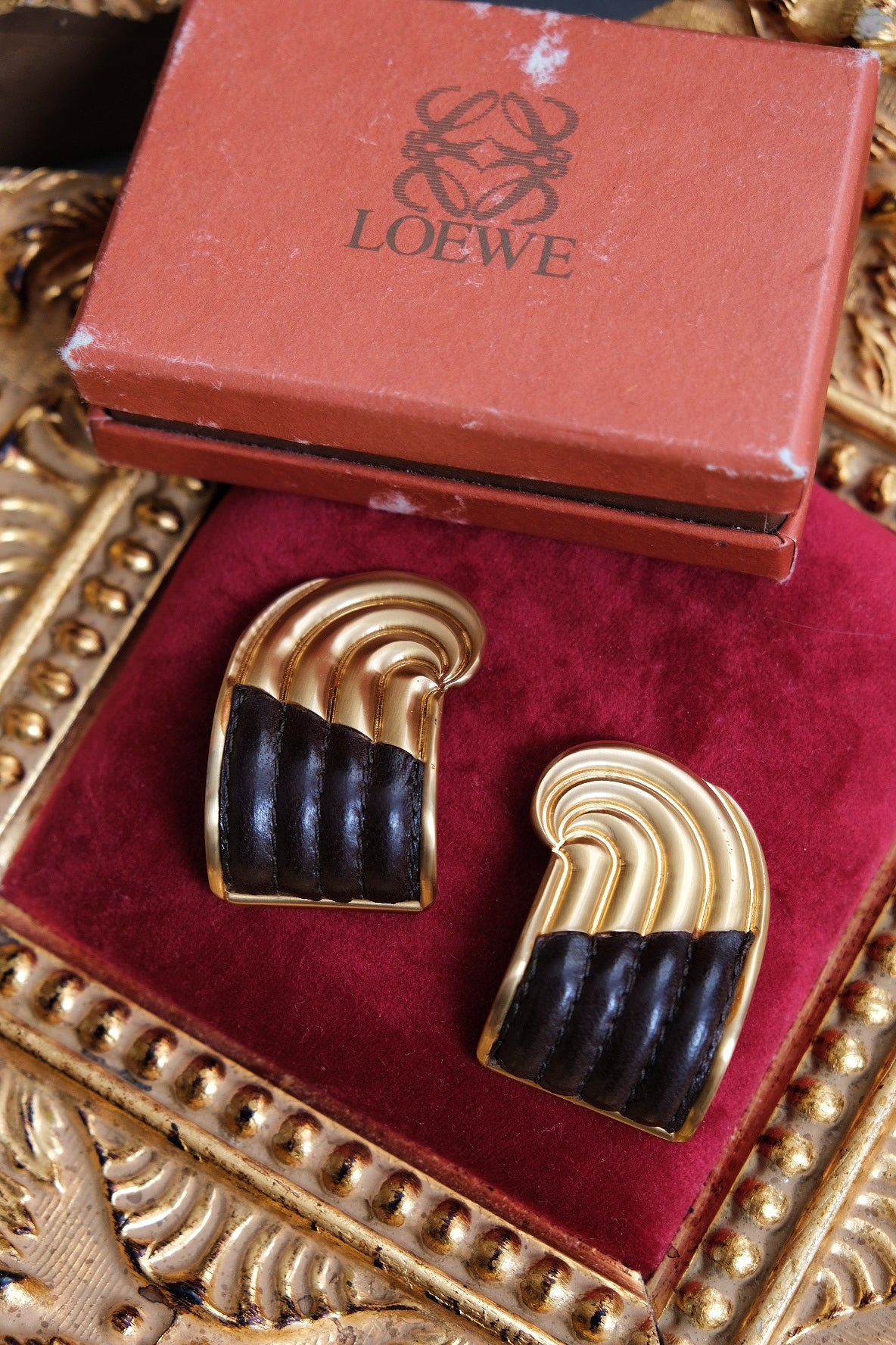 LOEWE Greek Pillar Vintage Ohrclips Leder Luxus Accessoires