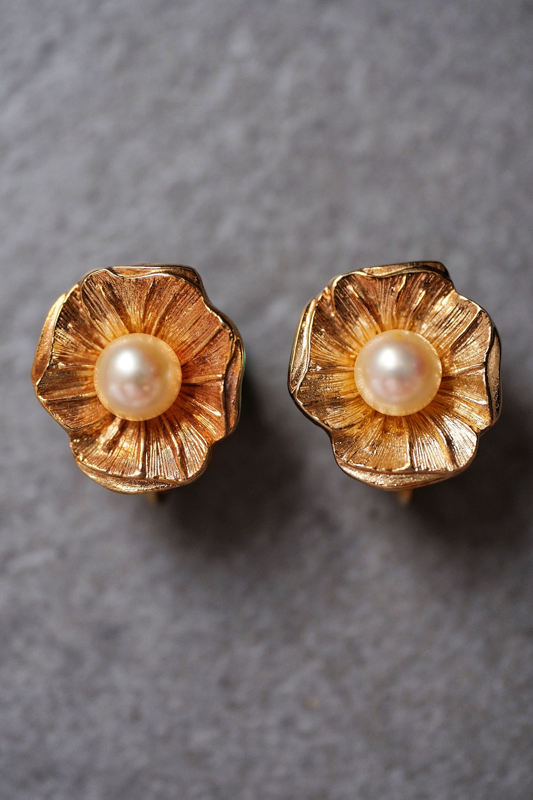 Christian Dior Imitation pearl flower Vintage Earclips