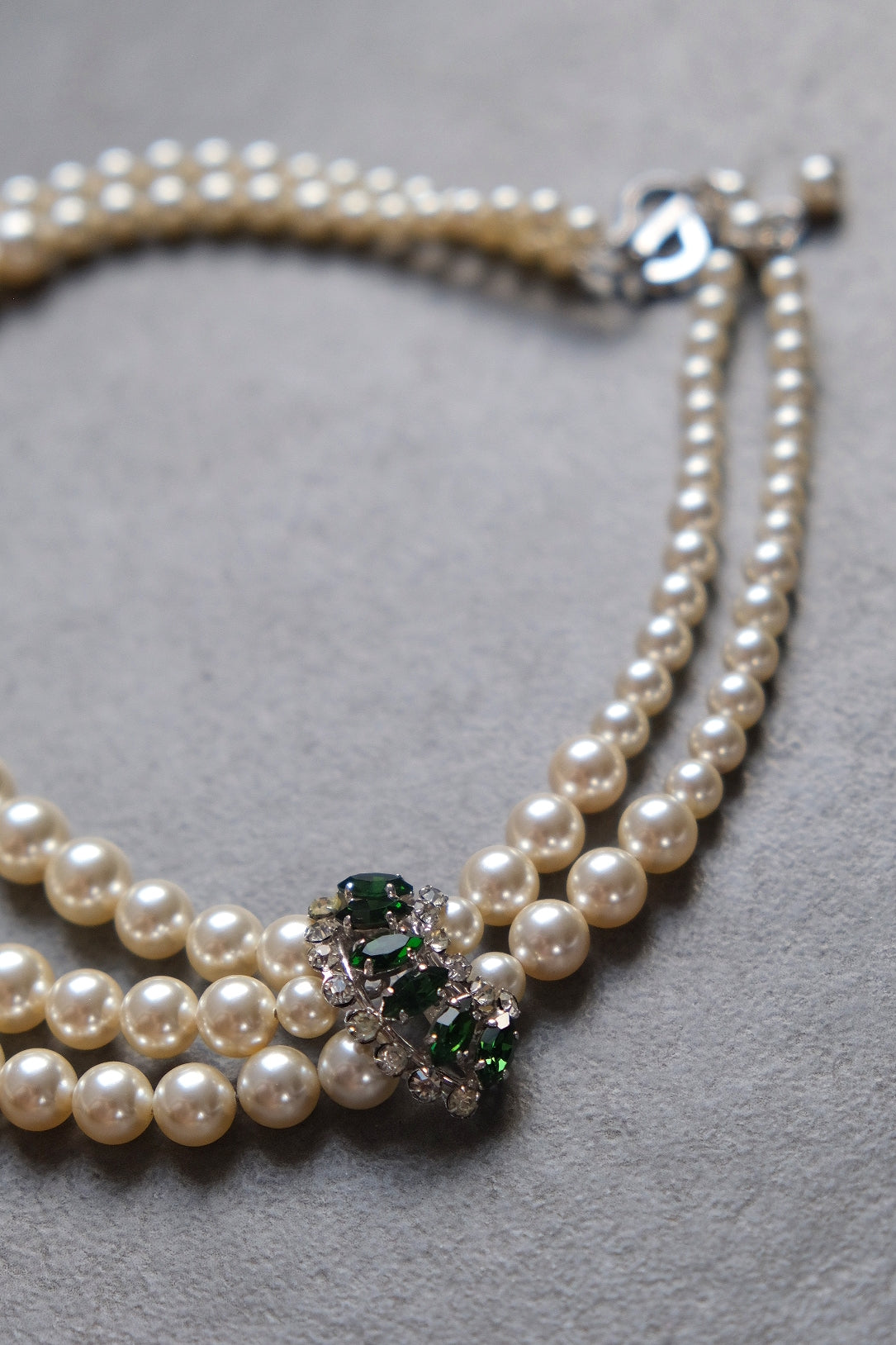 Christian Dior Year 1962 green crystal imitation pearl three rangs necklace
