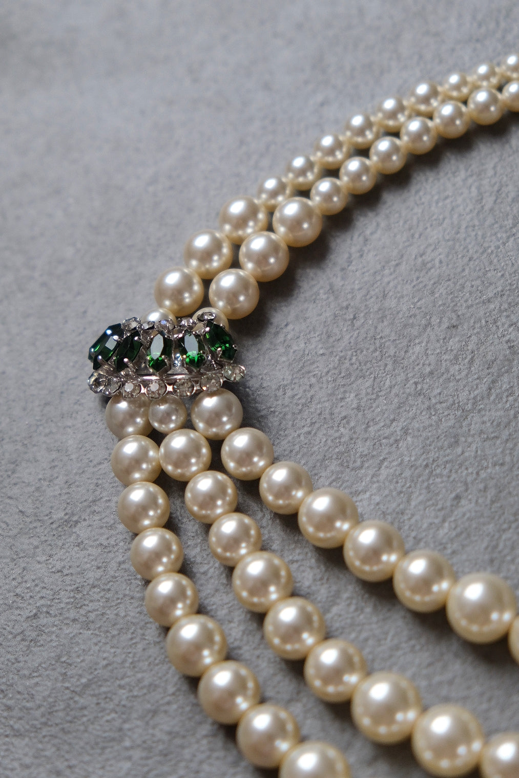 Christian Dior Year 1962 green crystal imitation pearl three rangs necklace