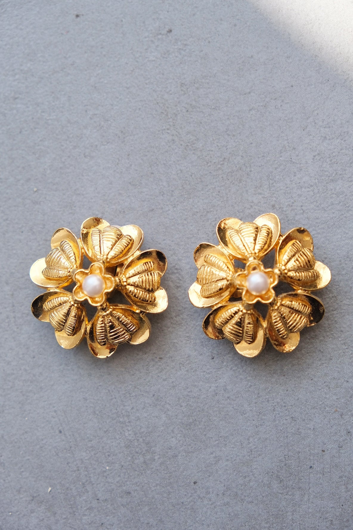 Chanel 1980s Flower Immitation Pearl earclips Vintage earrings