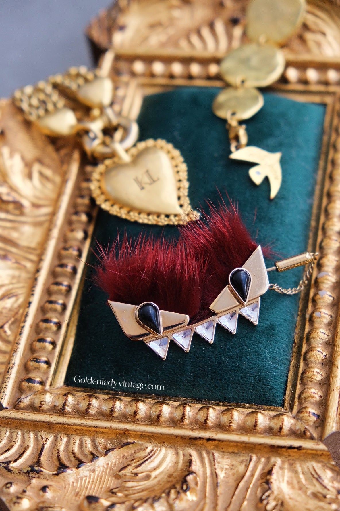 Broche "Monstre" en fourrure de vison bordeaux FENDI