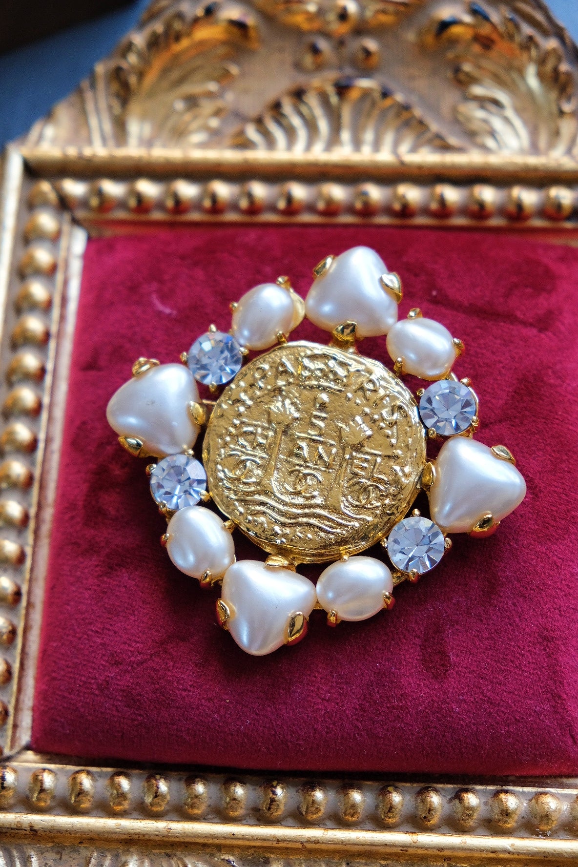 Broche vintage en fausse perle avec pièce de monnaie sculptée en lion doré CHANEL 1993