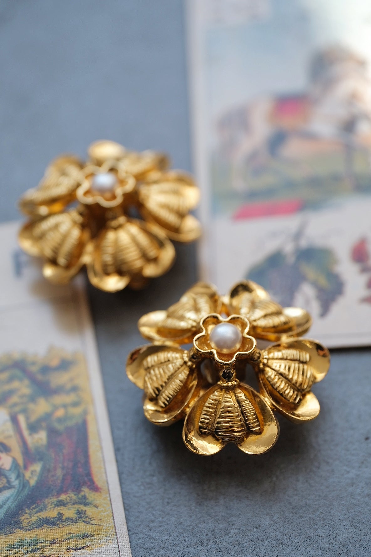 Chanel 1980s Flower Immitation Pearl earclips Vintage earrings