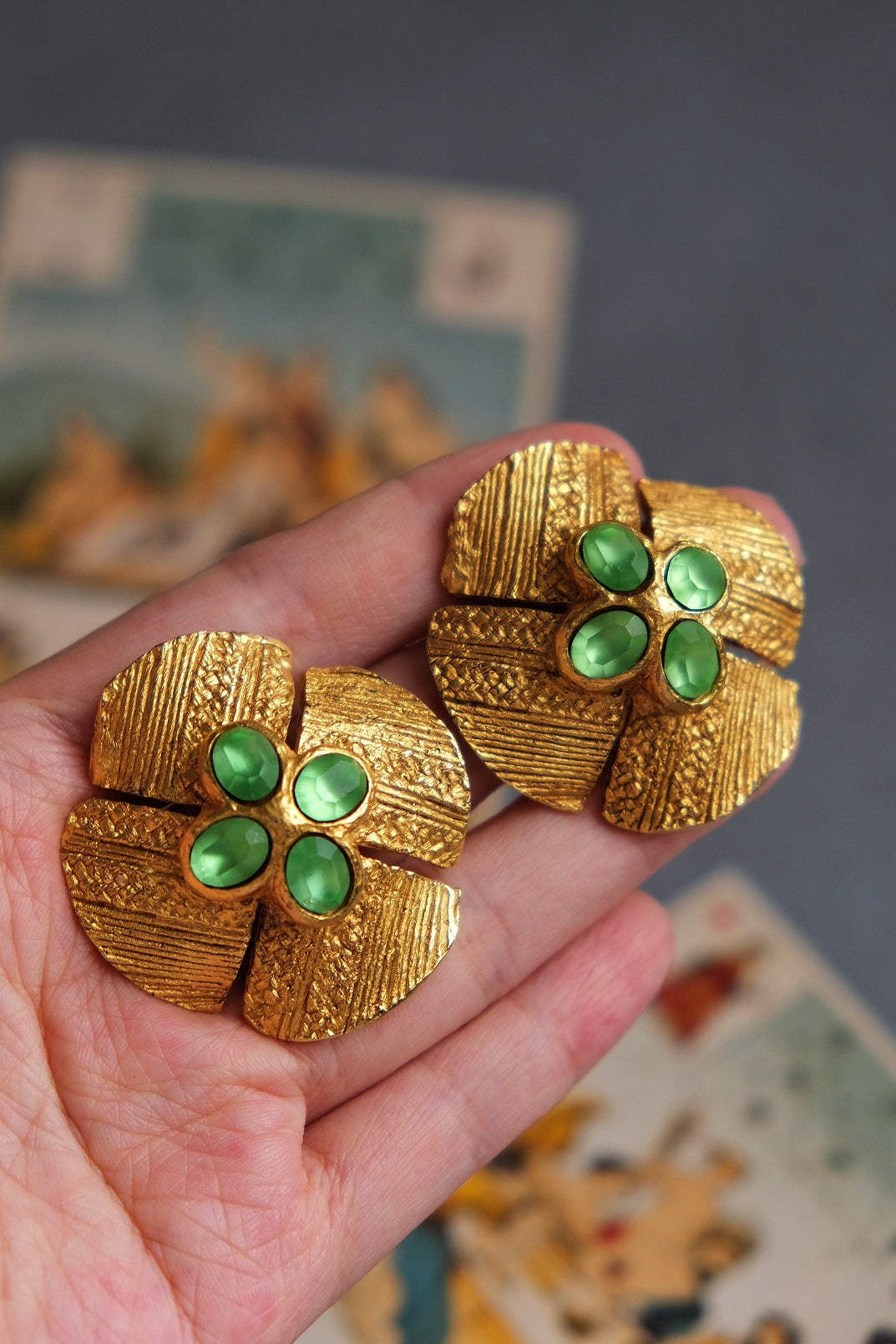 ANTIGONA Clover Hammered Earclips