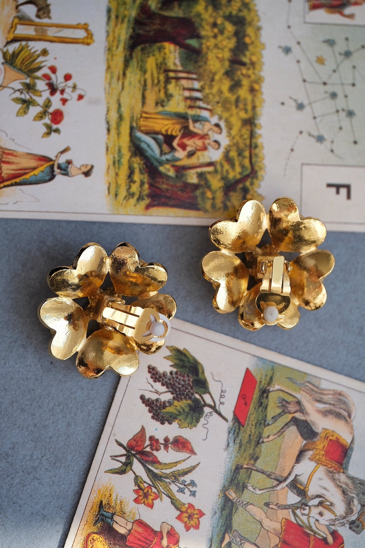 Chanel 1980s Flower Immitation Pearl earclips Vintage earrings