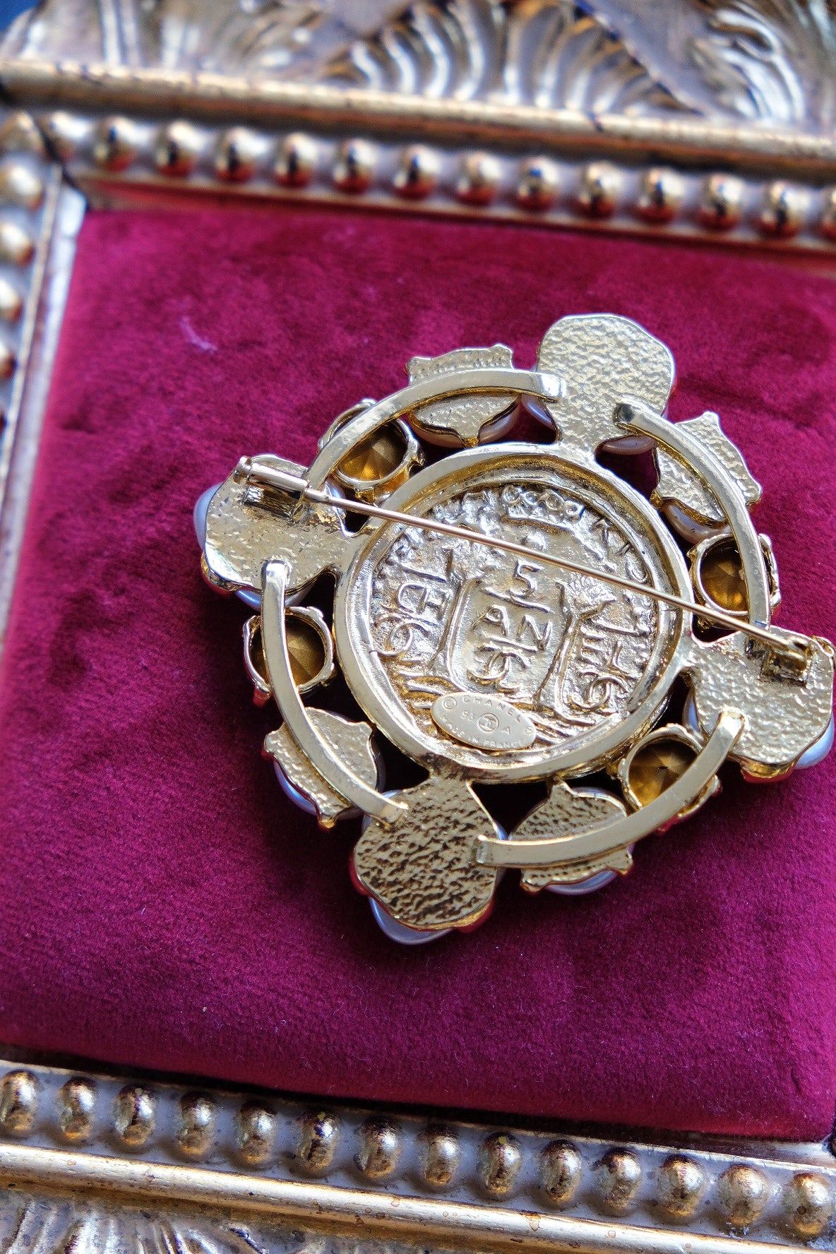 Broche vintage en fausse perle avec pièce de monnaie sculptée en lion doré CHANEL 1993