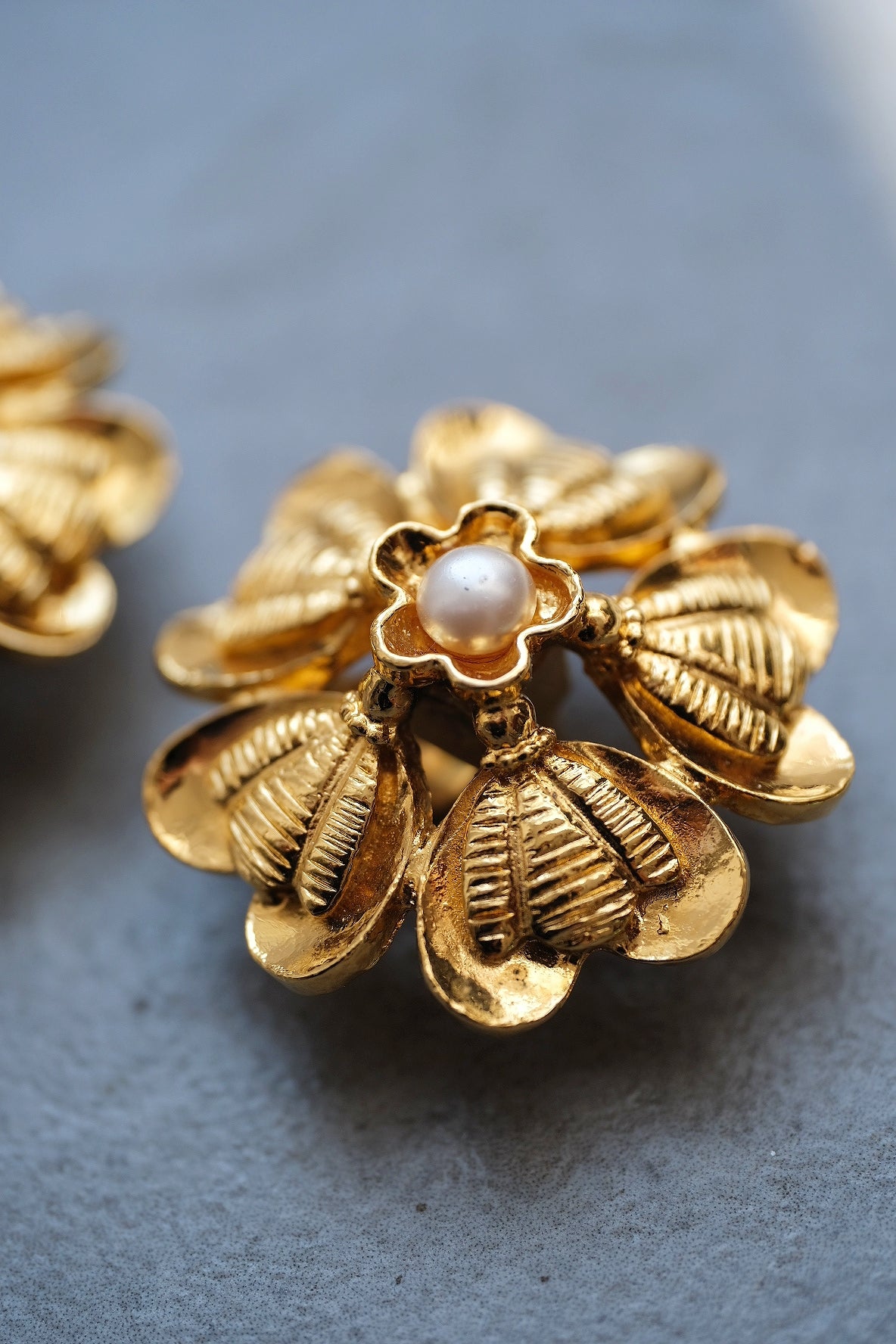 Chanel 1980s Flower Immitation Pearl earclips Vintage earrings