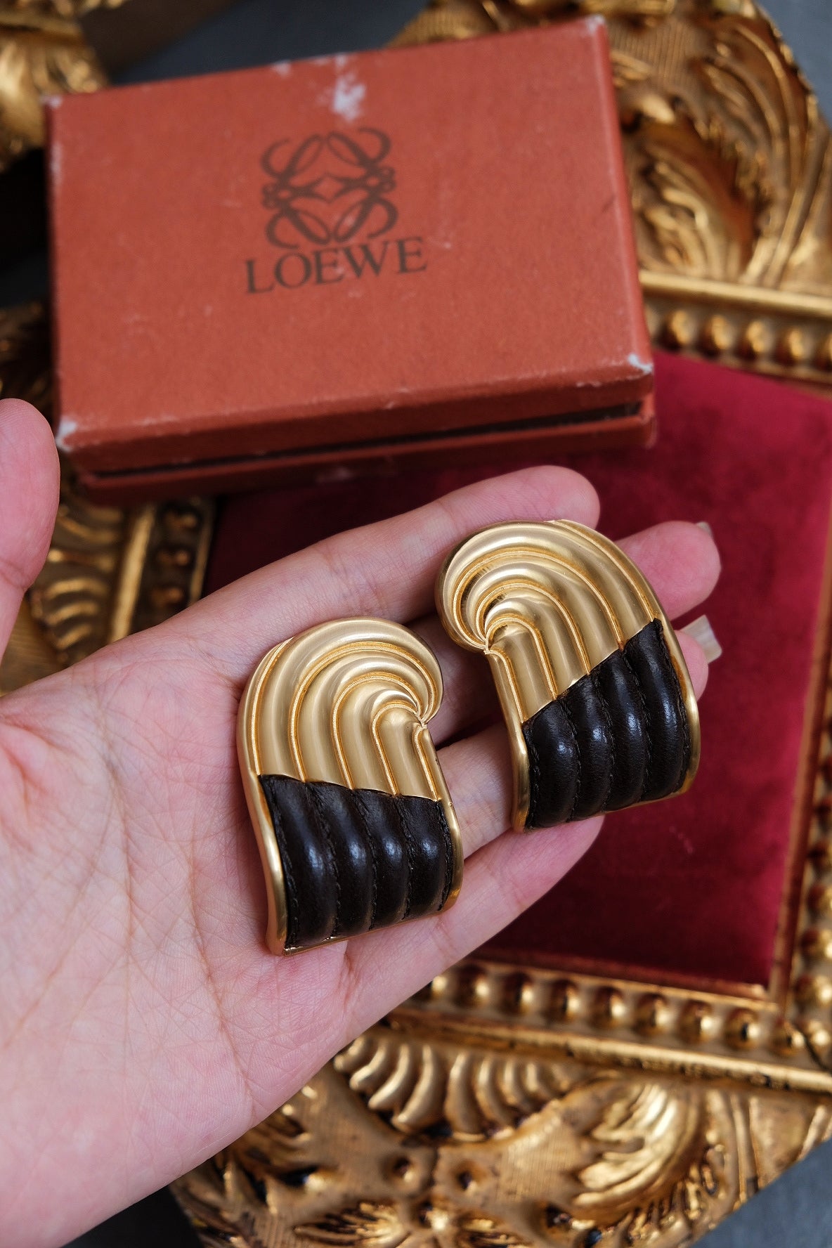 LOEWE Greek Pillar Vintage Ohrclips Leder Luxus Accessoires