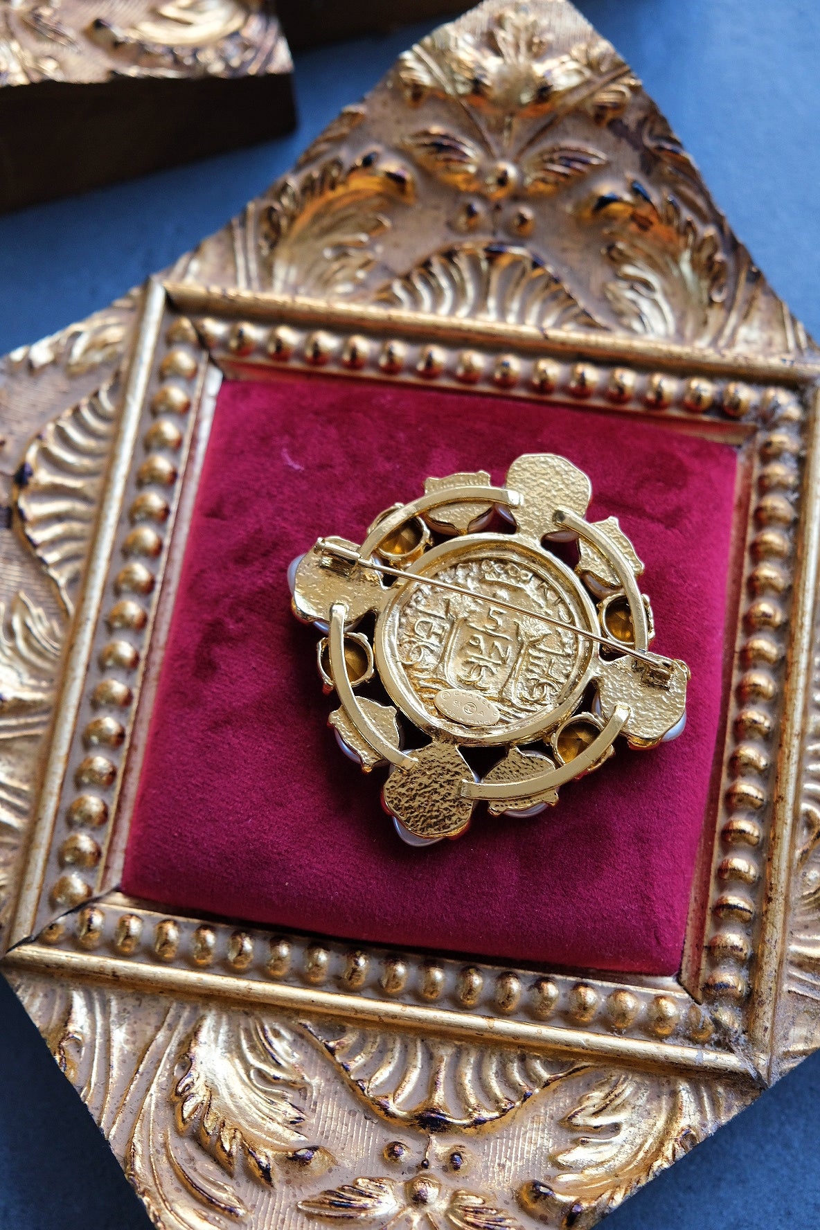 Broche vintage en fausse perle avec pièce de monnaie sculptée en lion doré CHANEL 1993