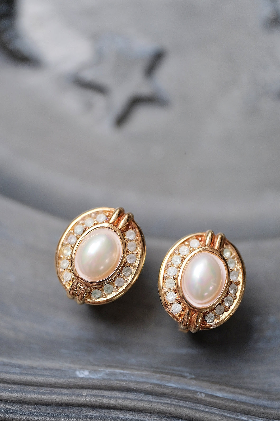 Christian Dior gold tone imitation pearl Vintage Ear clips Earrings