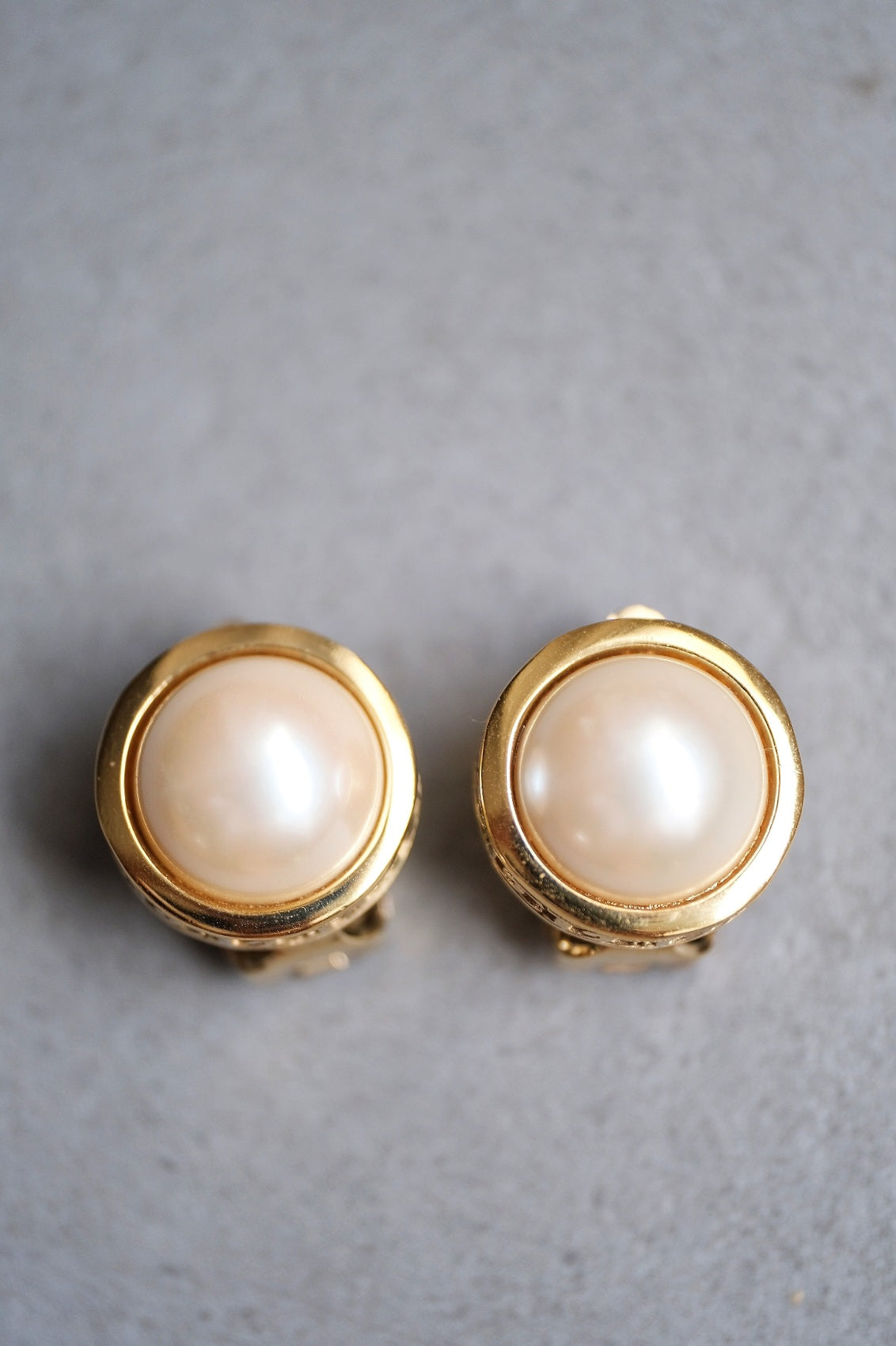 Christian Dior gold tone imitation pearl Vintage Ear clips Earrings