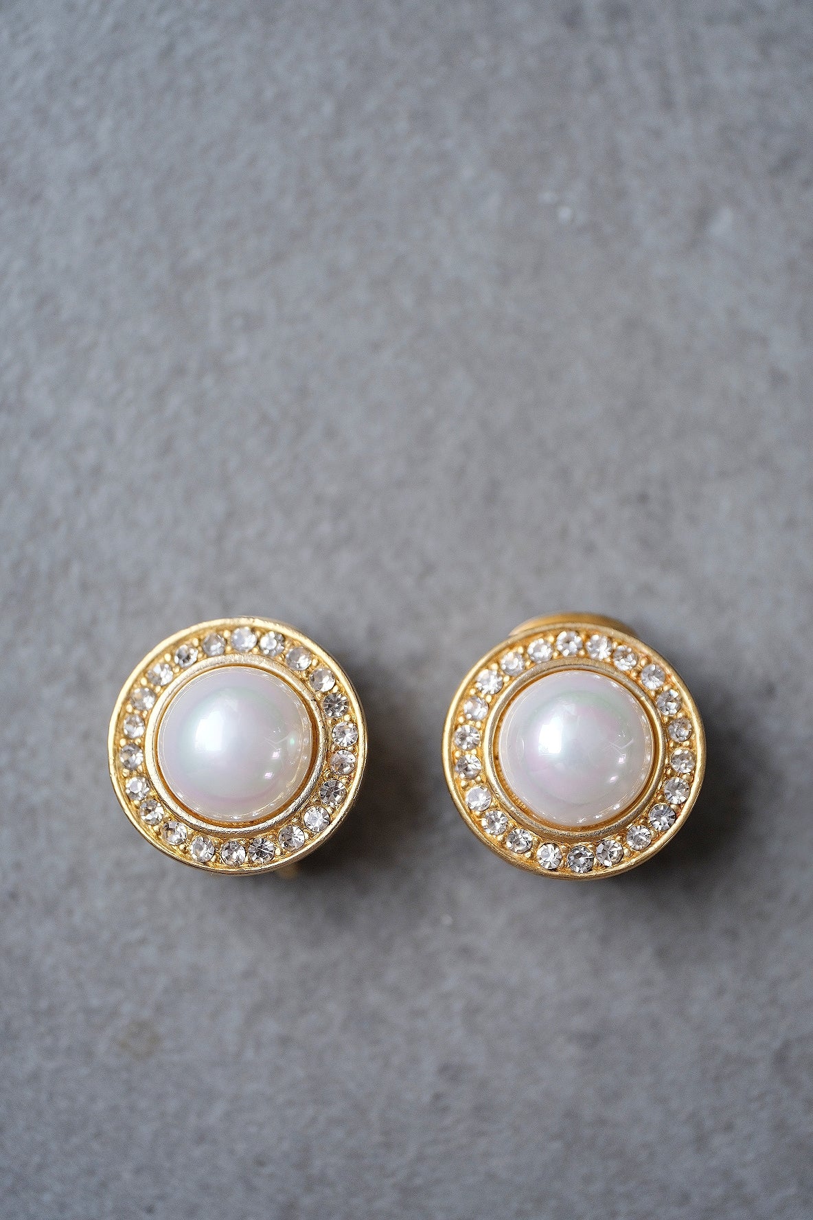 Christian Dior gold tone imitation pearl Vintage Ear clips Earrings