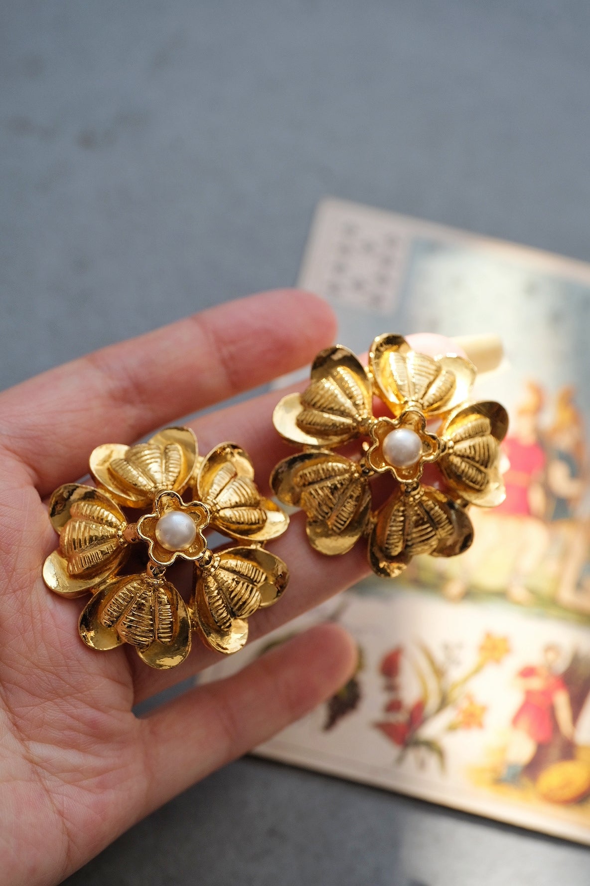Chanel 1980s Flower Immitation Pearl earclips Vintage earrings