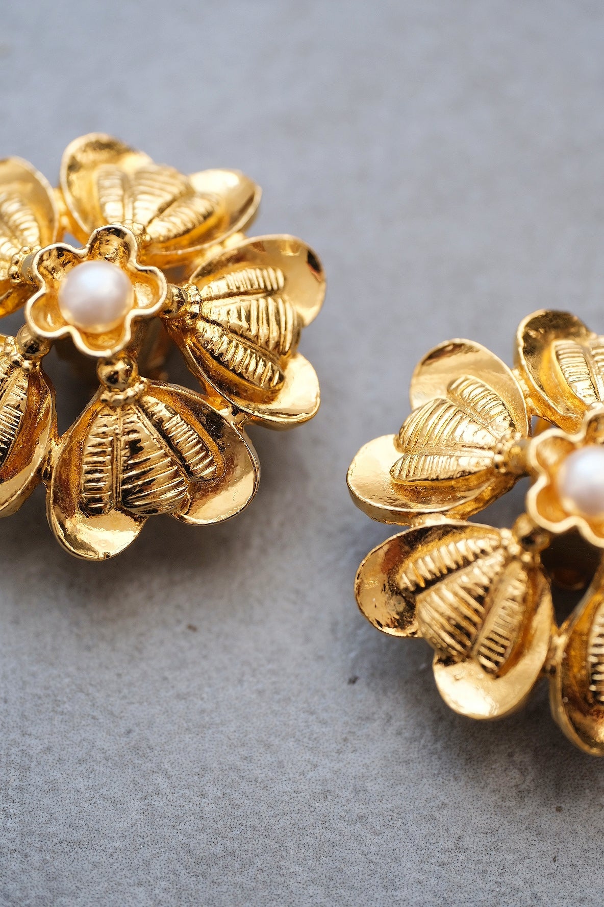 Chanel 1980s Flower Immitation Pearl earclips Vintage earrings